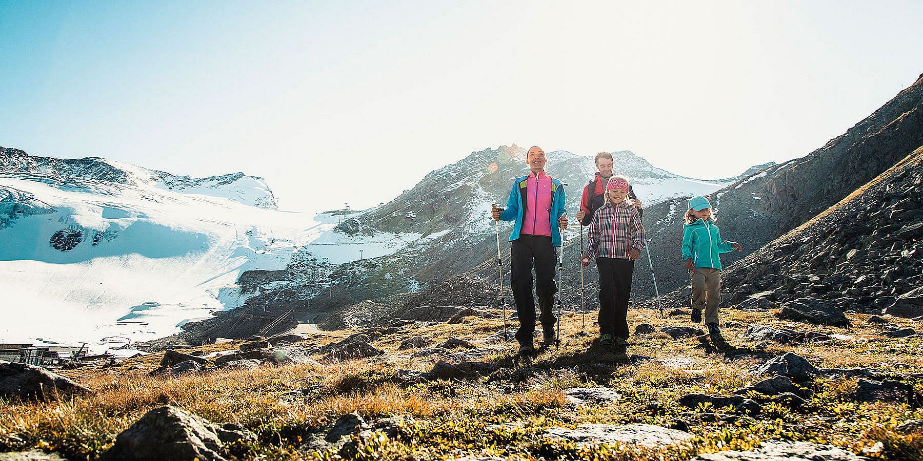 Familien beim Wandern in Sölden